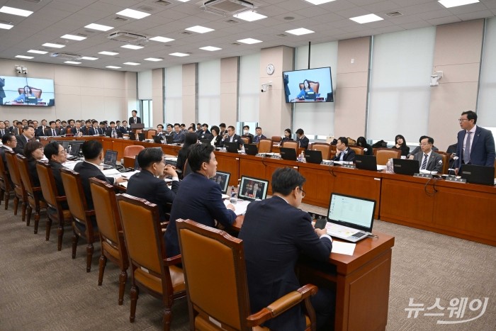 김한정 더불어민주당 의원이 20일 오전 서울 여의도 국회에서 열린 산업통상자원중소벤처기업위원회의 중소벤처기업진흥공단-기술보증기금-소상공인시장진흥공단-중소기업기술정보진흥원-신용보증재단중앙회-창업진흥원-한국벤처투자-중소기업유통센터-공영홈쇼핑-중소벤처기업연구원-장애인기업종합지원센터에 대한 국정감사에서 국민의힘 의원들에게 항의하고 있다. 이날 증인으로 출석한 유창오 공영홈쇼핑 상임감사와 이철규 국민의힘 의원과 언쟁이 격화돼 여야의 대치로 감사가 중지됐다. 사진=강민석 기자 kms@newsway.co.kr