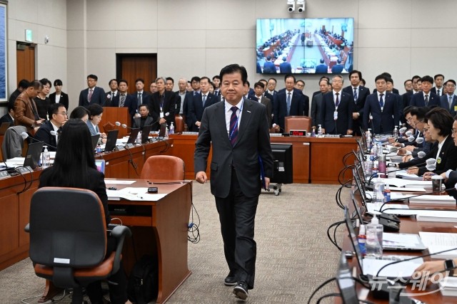 산자위 국정감사 출석한 강석진 중소벤처기업진흥공단 이사장