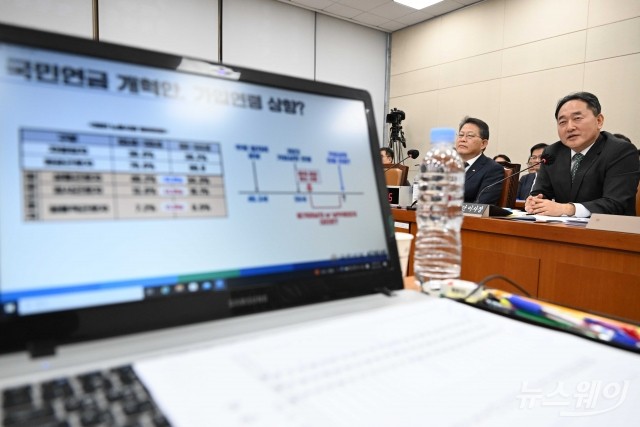 '국민연금 개혁안 가입연령 상황' 관련 질의 답하는 김태현 이사장