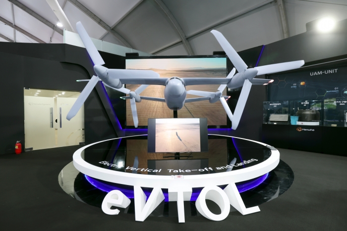 한화시스템이 ADEX 2023에서 전시한 미래항공모빌리티 eVTOL(전기수직이착륙기) 목업. 사진=한화시스템 제공