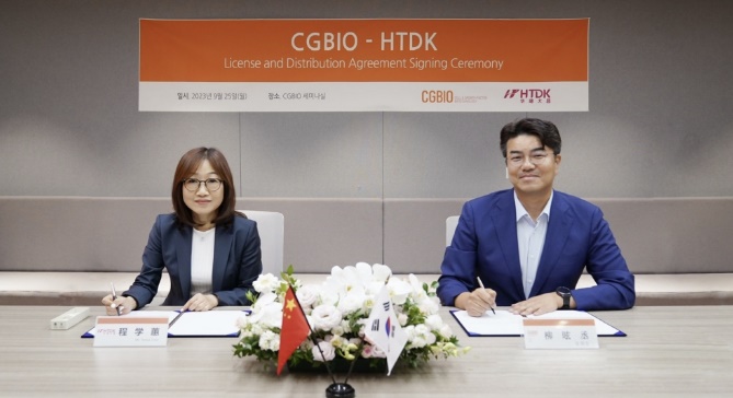HTDK 테레사 첸(Teresa Chen) CEO(왼쪽)와 시지바이오 유현승 대표가 페이스템 라이선스 아웃 계약을 체결하기 전 기념 촬영을 하고 있다. 사진=시지바이오 제공