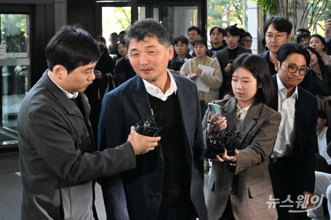 금감원 출석한 김범수 전 카카오 의장 "성실히 조사에 임하겠다"