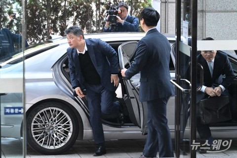 소환조사 출석하기 위해 하차하는 김범수 카카오 창업자