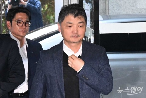 'SM 시세조종 의혹' 카카오 김범수, 20시간 밤샘 조사 후 귀가