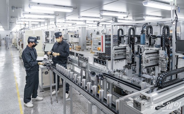 LS머트리얼즈 직원들이 경기도 군포 공장에서 커패시터를 생산하고 있다. 사진=LS전선 제공