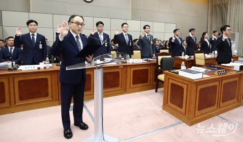 법사위 국정감사에서 선서하는 이원석 검찰총장