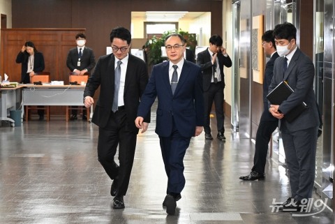 법사위 국정감사 향하는 이원석 검찰총장·심우정 차장검사