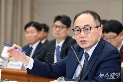 의원 질의 답하는 이원석 검찰총장