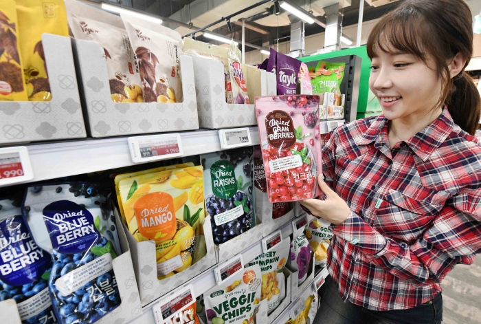모델이 24일 서울 등촌동 '홈플러스 메가푸드마켓' 강서점에서 천연간식을 살펴보고 있다. 사진=홈플러스 제공