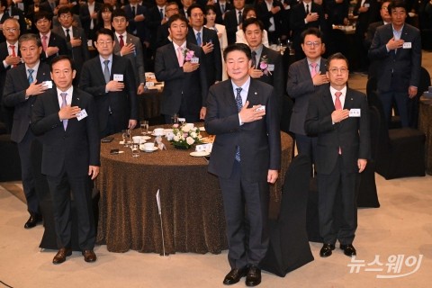 국민의례 하는 김주현·이복현·서유석·오화경·정지원·김광수·정희수·정완규