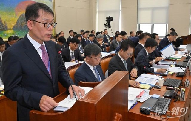 정무위 국감 출석한 김성태 기업은행장