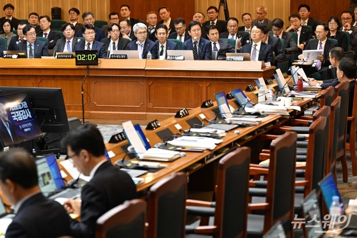 국회 기획재정위원회의 한국수출입은행-한국조폐공사-한국투자공사-한국재정정보원-한국원산지정보원에 대한 국정감사가 24일 오후 서울 여의도 한국수출입은행 본점에서 열린 가운데 박용주 한국재정정보원장, 성창훈 한국조폐공사장, 윤희성 한국수출입은행장, 진승호 한국투자공사 사장, 성태곤 한국원산지정보원장 등이 출석해 자리하고 있다. 사진=강민석 기자 kms@newsway.co.kr