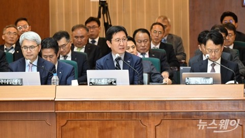 기재위 국감에서 질의 답하는 성창훈 한국조폐공사장