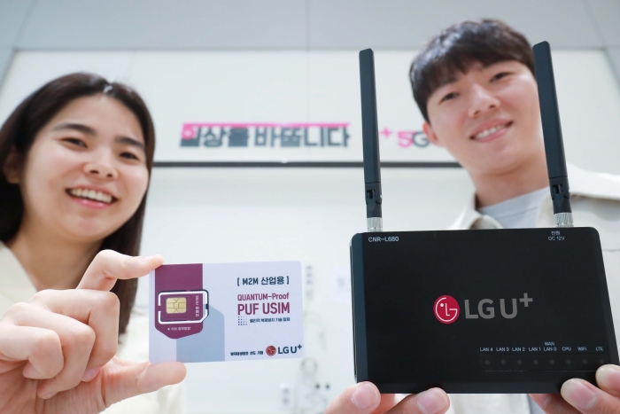 LG유플러스 직원들이 'PQC PUF-USIM'을 소개하고 있는 모습. 사진=LGU+ 제공