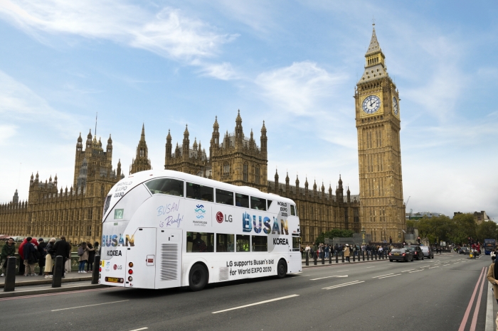 'LG 엑스포 버스'가 영국 런던의 대표적 랜드마크인 빅벤 앞을 지나고 있다.