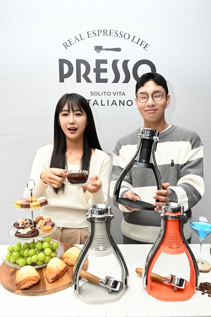 커피 전문기업 '코디아'가 26일 오전 서울 마포구 펠리칸카페에서 열린 '친환경 수동 에스프레소 메이커 ROK PRESSO와 원두 PRESSO COFFEE 원두 출시' 행사에서 신제품을 소개하고 있다. 사진=강민석 기자 kms@newsway.co.kr