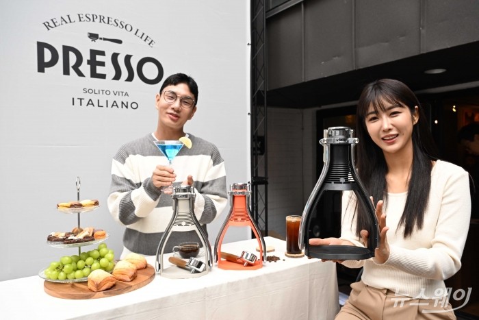 커피 전문기업 '코디아'가 26일 오전 서울 마포구 펠리칸카페에서 열린 '친환경 수동 에스프레소 메이커 ROK PRESSO와 PRESSO COFFEE 원두 출시' 행사에서 신제품을 소개하고 있다. 사진=강민석 기자 kms@newsway.co.kr
