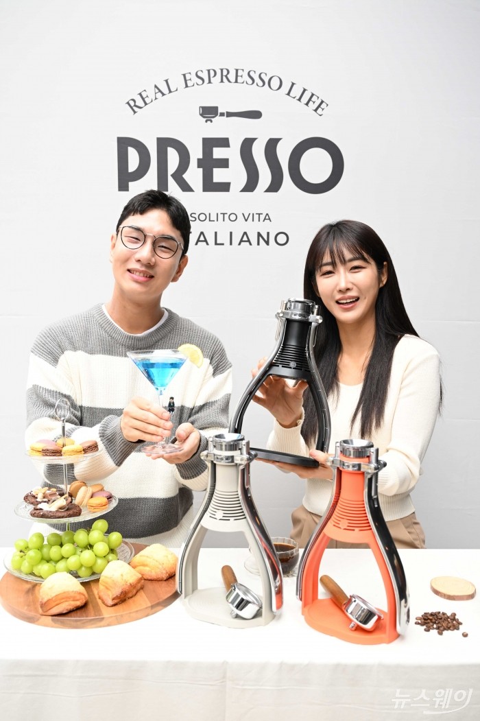 커피 전문기업 '코디아'가 26일 오전 서울 마포구 펠리칸카페에서 열린 '친환경 수동 에스프레소 메이커 ROK PRESSO와 PRESSO COFFEE 원두 출시' 행사에서 신제품을 소개하고 있다. 사진=강민석 기자 kms@newsway.co.kr