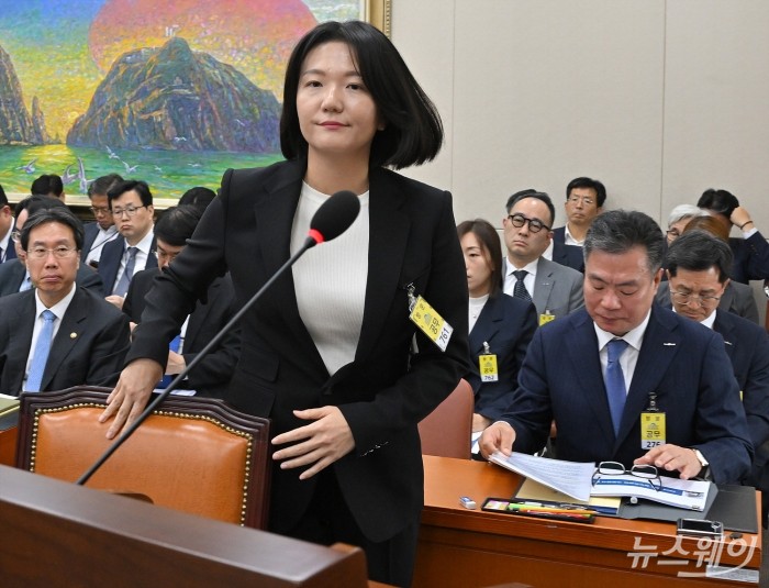 최수연 네이버 대표가 26일 서울 여의도 국회에서 열린 정무위원회의 국가보훈부 국무조정실 공정거래위원회 등에 대한 종합국정감사에 증인으로 출석해 의원질의에 답하고 있다. 사진=이수길 기자 Leo2004@newsway.co.kr