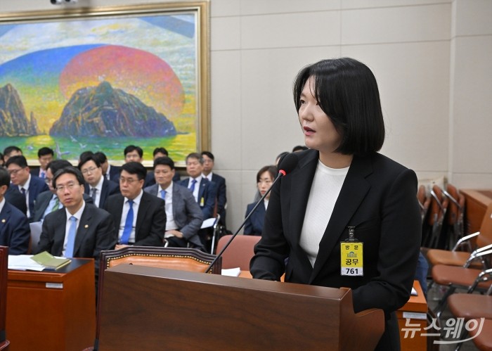 최수연 네이버 대표가 26일 서울 여의도 국회에서 열린 정무위원회의 국가보훈부 국무조정실 공정거래위원회 등에 대한 종합국정감사에 증인으로 출석해 의원질의에 답하고 있다. 사진=이수길 기자 Leo2004@newsway.co.kr