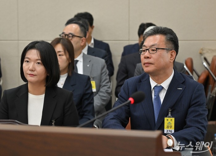 최수연 네이버 대표와 정일문 한국투자증권 대표이사가 26일 서울 여의도 국회에서 열린 정무위원회의 국가보훈부 국무조정실 공정거래위원회 등에 대한 종합국정감사에 증인으로 출석해 자리하고 있다. 사진=이수길 기자 Leo2004@newsway.co.kr