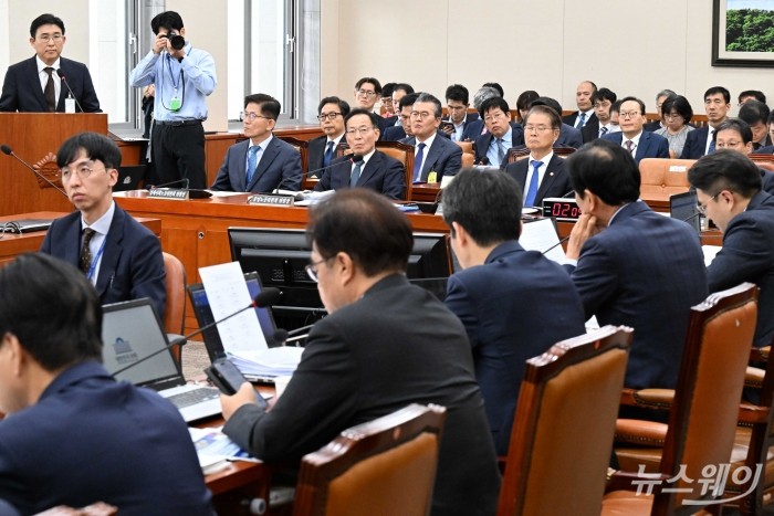 홍용준 쿠팡씨엘에스 대표가 26일 오후 서울 여의도 국회에서 열린 환경노동위원회의 고용노동부-경제사회노동위원회에 대한 종합국정감사에서 의원의 질의를 경청하고 있다. 사진=강민석 기자 kms@newsway.co.kr