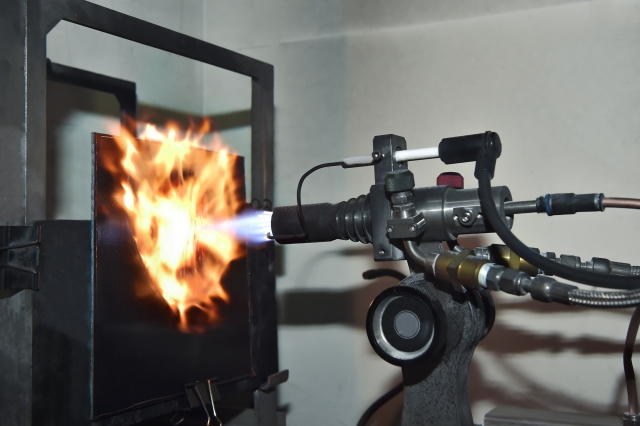 LG화학, 배터리 열폭주 지연 소재 개발···"1500℃ 불길에도 20분 거뜬"
