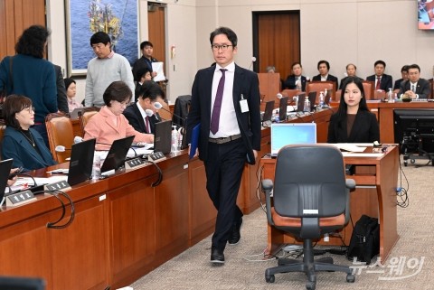 증인선서문 전달하기 위해 이동하는 부재훈 MBK파트너스 부회장