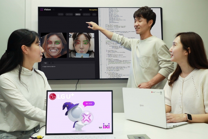 LG유플러스 임직원들이 AI 브랜드 익시의 AI 기술을 테스트하는 모습. 사진=LG유플러스 제공