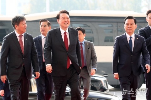 2024년 정부예산안 시정연설 위해 국회 들어서는 윤석열 대통령