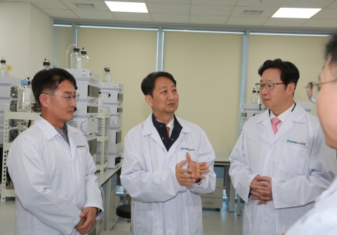 동아ST 연구소 찾은 안덕근 산자부 본부장···"지원사업 예산 확대"