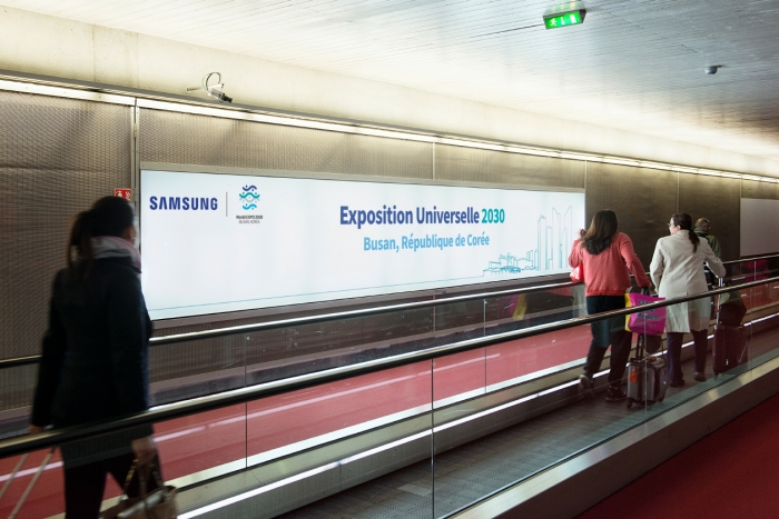 삼성전자가 최근 프랑스 파리 샤를드골 국제공항에서 14개의 광고판을 통해 부산엑스포를 알리고 있다. 사진=삼성전자 제공