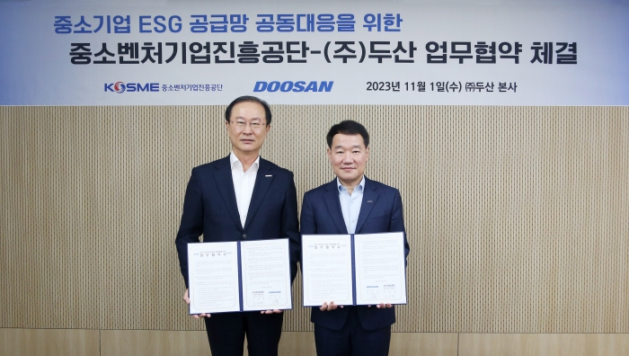 ㈜두산 박영호 부사장(오른쪽)이 중진공 우영환 부이사장과 기념사진을 촬영하고 있다. 사진=두산 제공