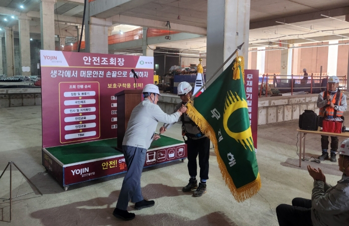 요진건설산업이 지난 2일 로지포트 서안성물류센터2 신축공사 현장에서 무재해기 릴레이 캠페인 행사를 진행하고 있다.사진=요진건설 제공