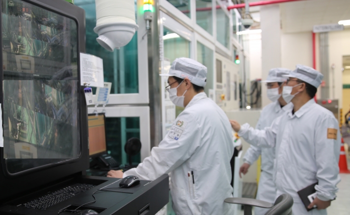 삼성전기 세종사업장에서 임직원이 설비를 관리하고 있다. 사진=삼성전기 제공