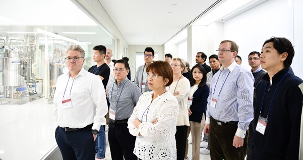 한미약품 평택 바이오플랜트를 찾은 국내외 제약바이오 전문가들이 한미의 시설과 운영 시스템 등을 살펴보고 있다. 사진=한미약품 제공