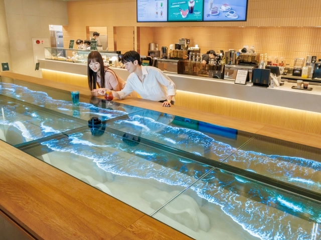LG디스플레이, 스타벅스 테이블에 '투명 OLED' 설치