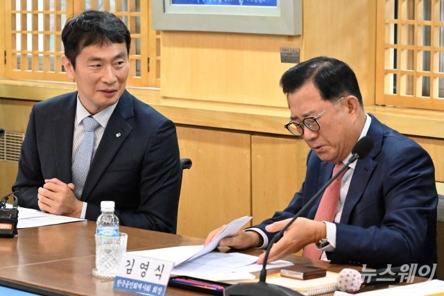 회계법인 CEO간담회에서 대화하는 이복현·김영식