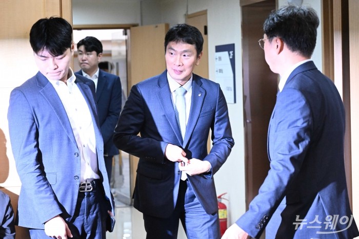 이복현 금융감독원장이 6일 오전 서울 서대문구 한국공인회계사회에서 열린 회계법인 CEO간담회에 참석하기 위해 회의장으로 이동하고 있다. 사진=강민석 기자 kms@newsway.co.kr