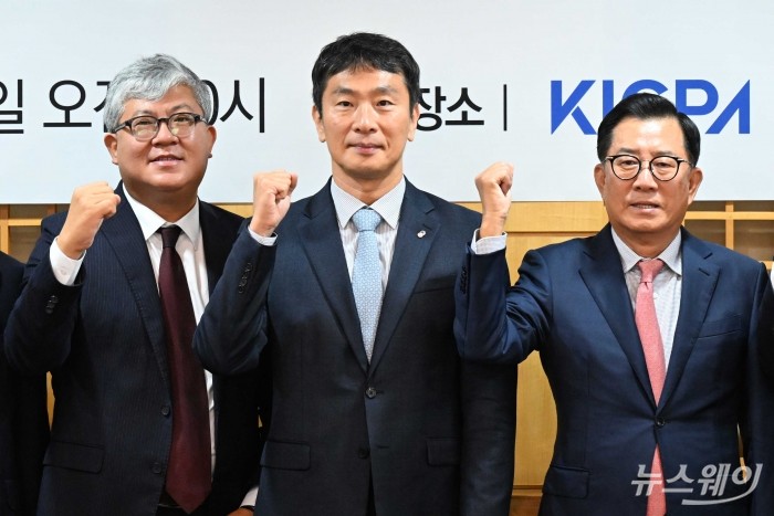 이복현 금융감독원장과 참석자들이 6일 오전 서울 서대문구 한국공인회계사회에서 열린 회계법인 CEO간담회에서 기념촬영을 하고 있다. (왼쪽부터)이한상 한국회계기준원장, 이 원장, 김영식 한국공인회계사회장.사진=강민석 기자 kms@newsway.co.kr