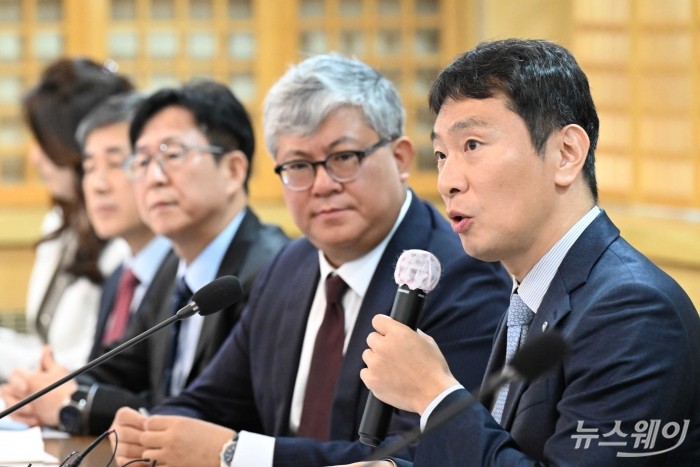 이복현 금융감독원장이 6일 오전 서울 서대문구 한국공인회계사회에서 열린 회계법인 CEO간담회에서 모두발언을 하고 있다. 사진=강민석 기자 kms@newsway.co.kr