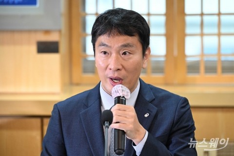 이복현 &quot;은행, 60조원 이자 이익···어떤 혁신했나&quot;
