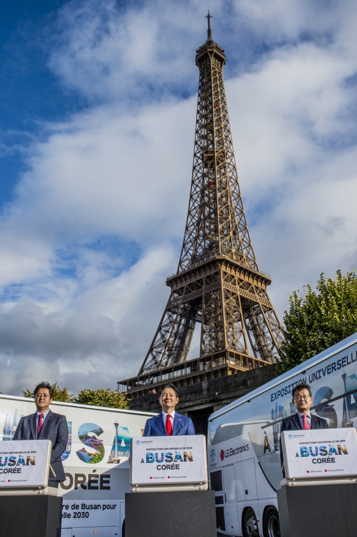 LG는 현지시간 6일 프랑스 파리에서 '부산엑스포 버스'를 공개했다. 이날 행사에는 LG전자 파리법인장 김혁기 상무(왼쪽부터), 장성민 대통령 특사, LG전자 홍보대외협력센터장 유원 부사장 등이 참석했다. 사진=LG 제공