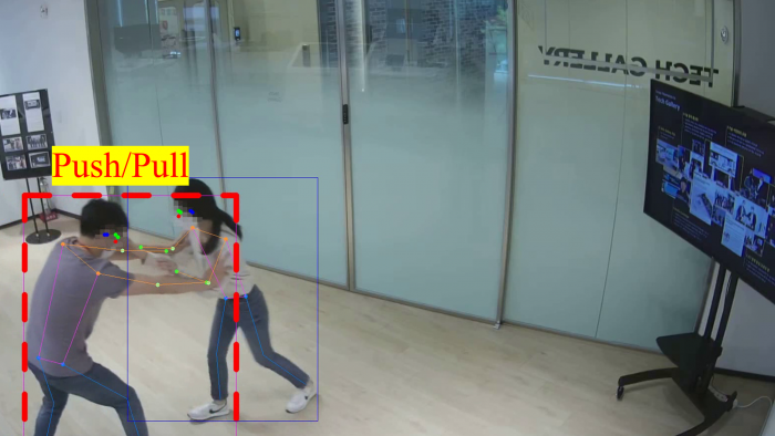 SKT AI 기술을 활용하면 발차기·주먹질·밀고당기기·쓰러짐·머리 때리기(자해)·드러눕기·달리기·배회하기·점프 등 총 9가지 도전적 행동을 인지해낼 수 있다. 이미지는 연구원이 CCTV 앞에서 밀고 당기는 모습과 머리를 때리는 모습을 AI가 인지한 화면. 사진=SK텔레콤 제공