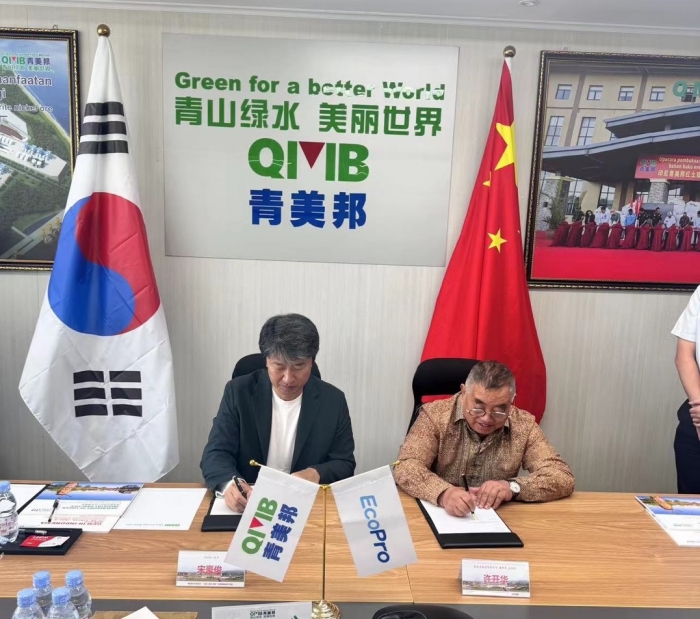 (왼쪽부터) 송호준 에코프로 대표와 허개화 GEM 회장이 3일 인도네시아에서 니켈 제련소QMB 2기 투자 계약을 체결한 뒤 계약서에 서명하고 있다. 사진=에코프로 제공