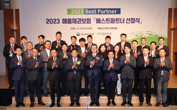 최원목 신용보증기금 이사장(앞줄 왼쪽에서 다섯 번째)과 최원영 중소벤처기업부 글로벌성장정책관(앞줄 왼쪽에서 네 번째)은 지난 8일 열린 '제1회 베스트파트너 선정식'에 참석해 선정기업 관계자들과 기념 촬영을 하고 있다. 사진=신용보증기금 제공