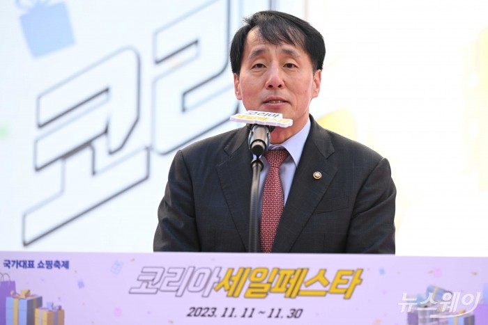 장영진 산업통상자원부 1차관이 10일 오전 서울 중구 명동예술극장 앞에서 진행된 2023 코리아세일페스타 개막식에서 축사를 하고 있다. 사진=강민석 기자 kms@newsway.co.kr