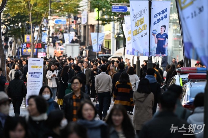 2023 코리아세일페스타 개막식이 10일 오전 서울 중구 명동예술극장 앞에서 진행된 가운데 관련 행사를 알리는 현수막이 내걸려 있다. 사진=강민석 기자 kms@newsway.co.kr