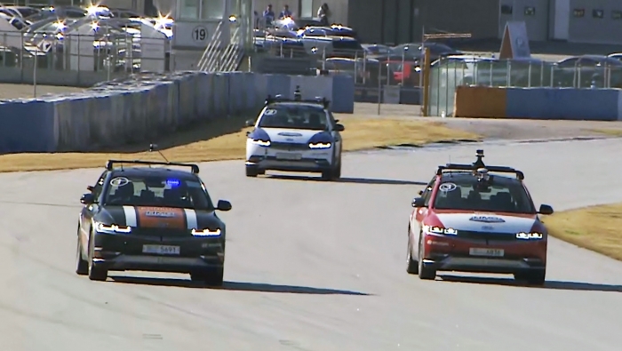 10일 용인 스피드웨이에서 열린 2023 자율주행 챌린지 결승전에서 자율주행차가 트랙을 달리고 있다.(오른쪽부터 인하대 AIM팀, KAIST EureCar-R팀, 건국대 AutoKU-R팀)