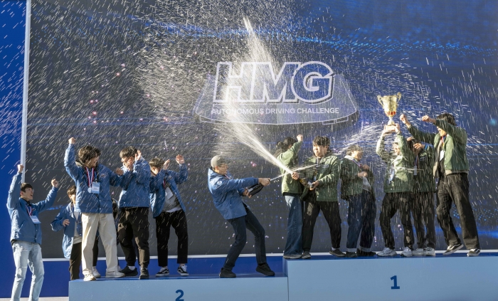 10일 열린 2023 자율주행 챌린지에서 포디움에 오른 팀들이 포상을 받은 뒤 서로 축하하고 있다. 사진=현대차그룹 제공